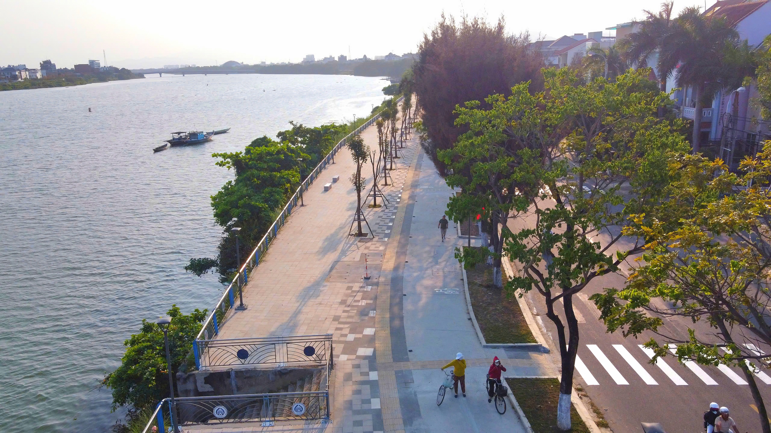 Vỉa hè đường ven sông ở Đà Nẵng có lối đi riêng cho xe đạp- Ảnh 2. Vỉa hè đường ven sông ở Đà Nẵng có lối đi riêng cho xe đạp- Ảnh 2.