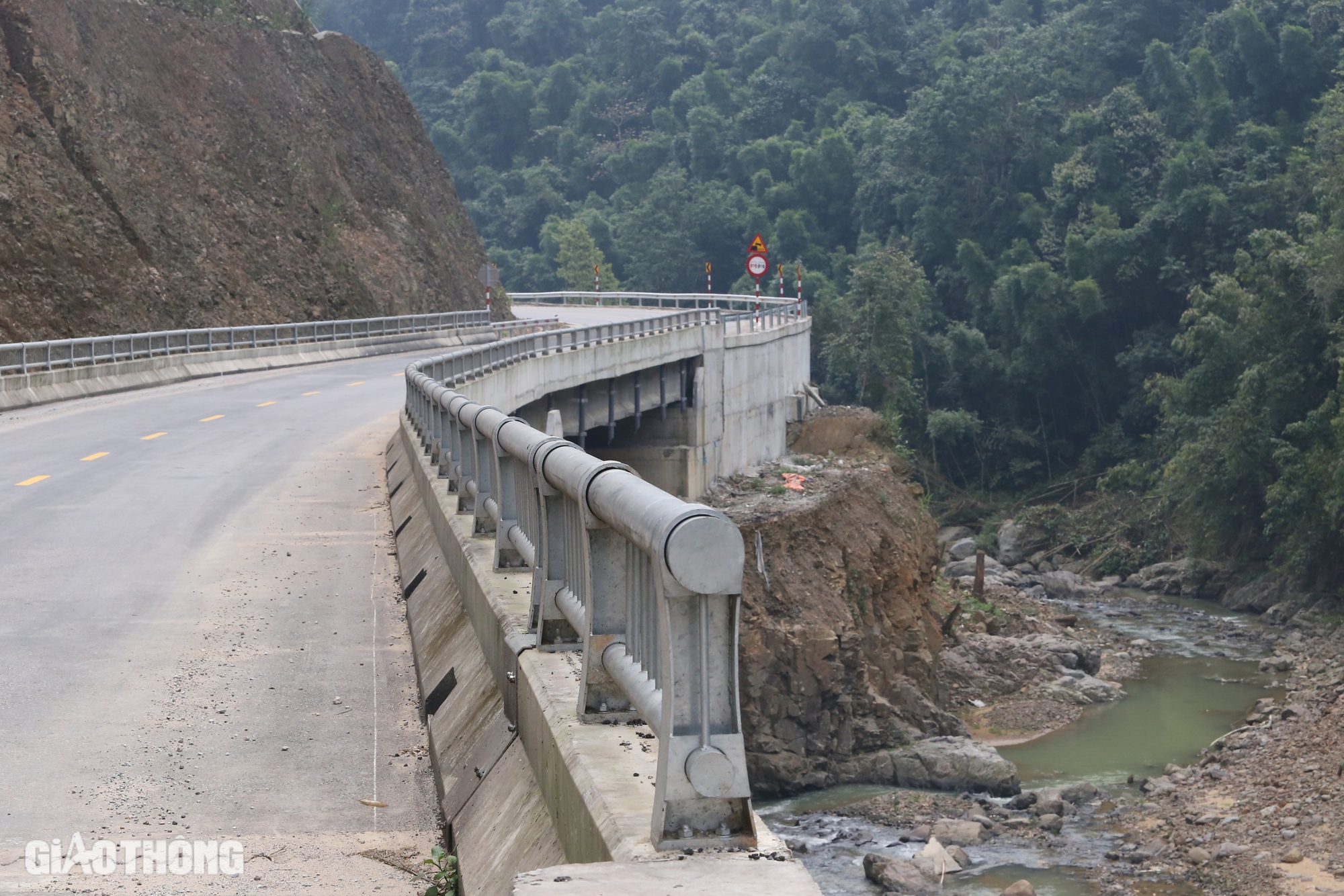 To&agrave;n cảnh tuyến đường 2.300 tỷ đồng đẹp nhất Bắc Kạn sau 4 năm thi c&ocirc;ng- Ảnh 18.