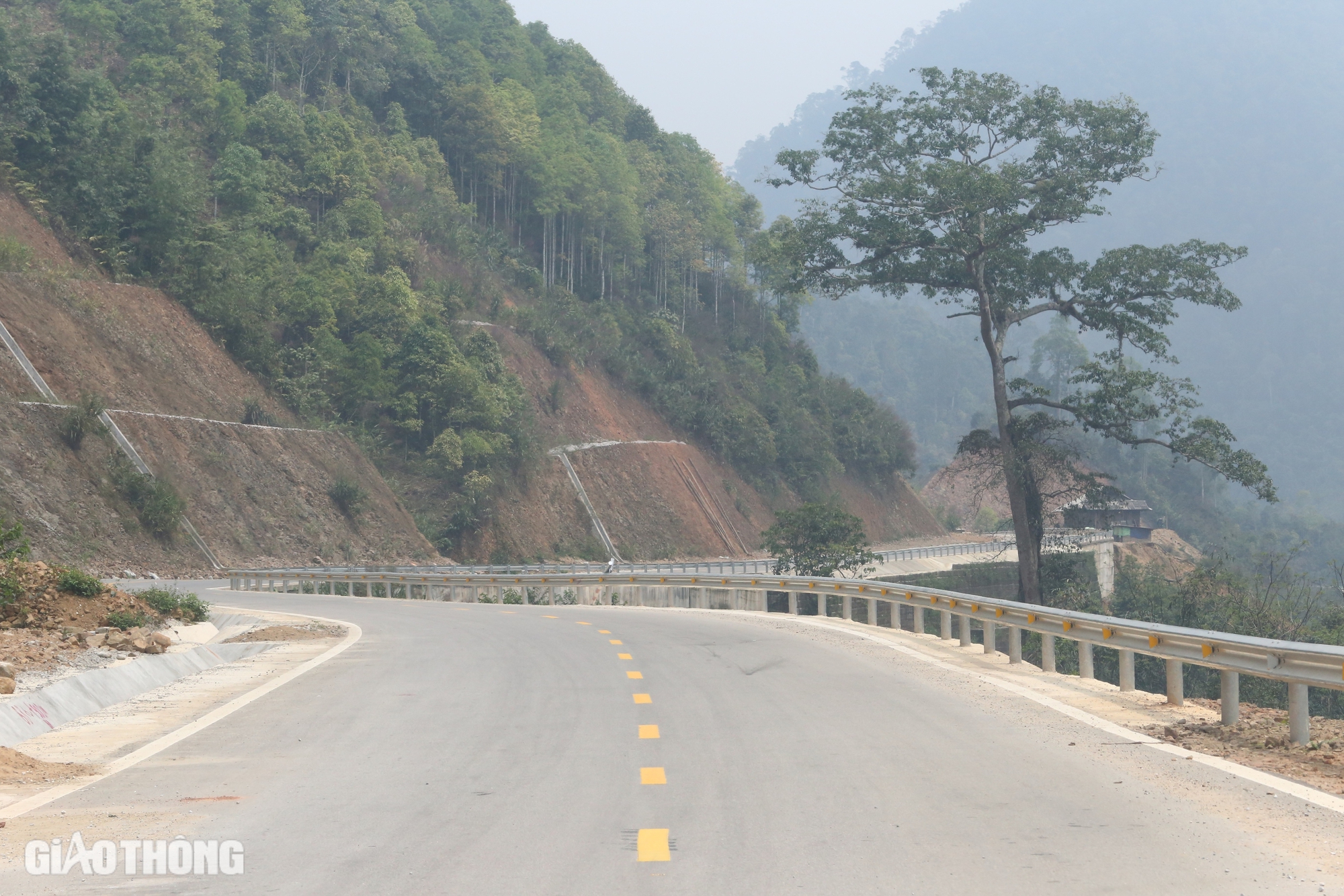 To&agrave;n cảnh tuyến đường 2.300 tỷ đồng đẹp nhất Bắc Kạn sau 4 năm thi c&ocirc;ng- Ảnh 2.