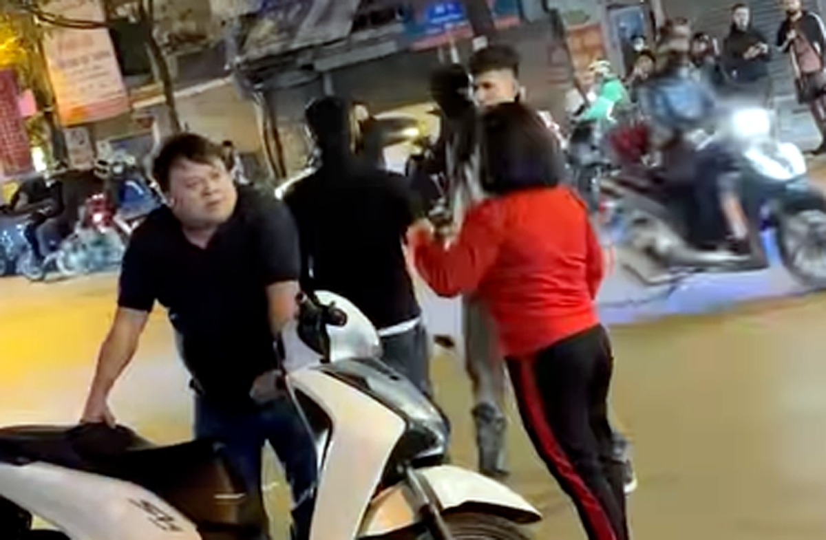 H&agrave; Nội: Th&ocirc;ng tin bất ngờ vụ người đ&agrave;n &ocirc;ng bị đ&aacute;nh t&uacute;i bụi giữa phố- Ảnh 1.