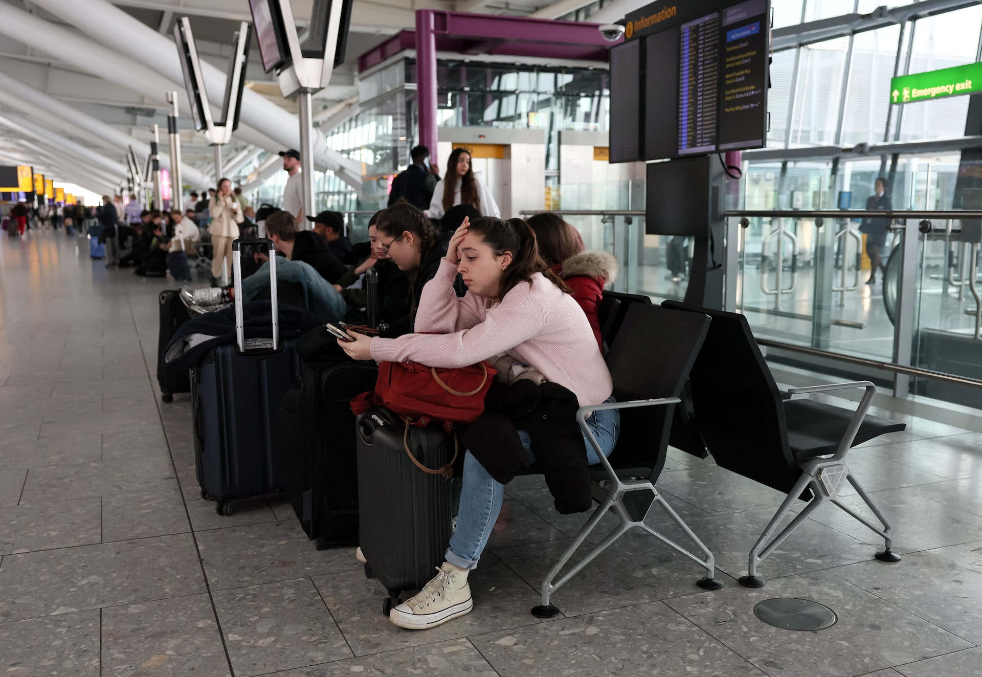 Anh điều tra vụ sân bay đông đúc nhất châu Âu gặp sự cố gây gián đoạn 1 ngày- Ảnh 2. Anh điều tra vụ sân bay đông đúc nhất châu Âu gặp sự cố gây gián đoạn 1 ngày- Ảnh 2.