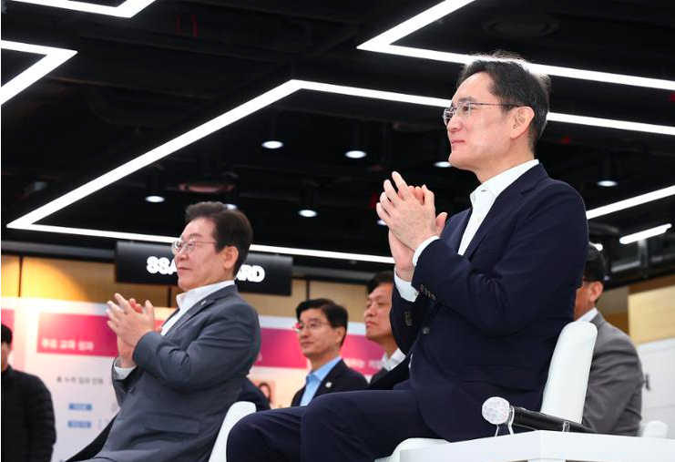 Chủ tịch Samsung sang Trung Quốc t&igrave;m kiếm bước đột ph&aacute;- Ảnh 1.