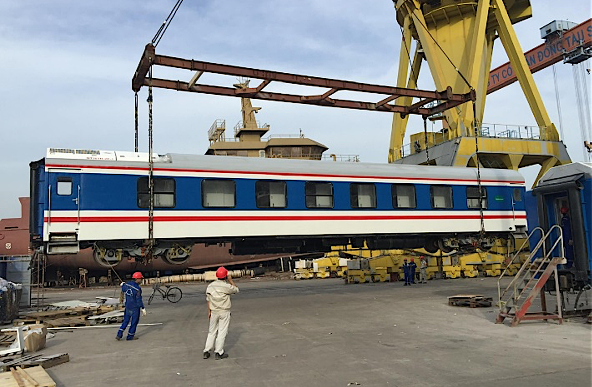 Nh&agrave; m&aacute;y t&agrave;u thủy nhập cuộc đ&oacute;ng t&agrave;u hỏa- Ảnh 1.