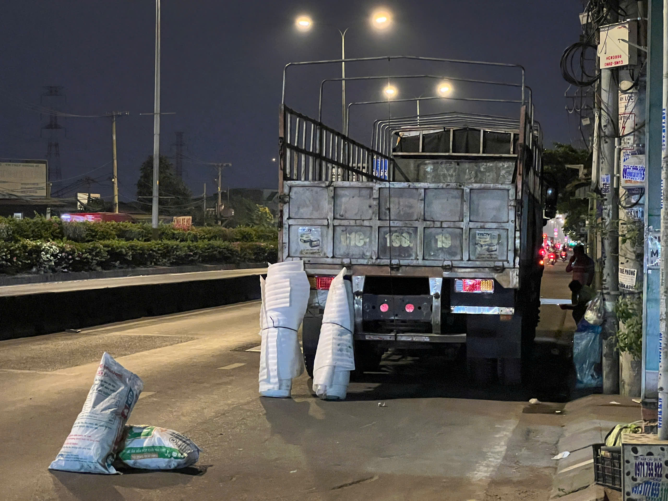 Nam thanh ni&ecirc;n đi xe m&aacute;y tử vong sau va chạm với xe tải ở TP.HCM- Ảnh 2.