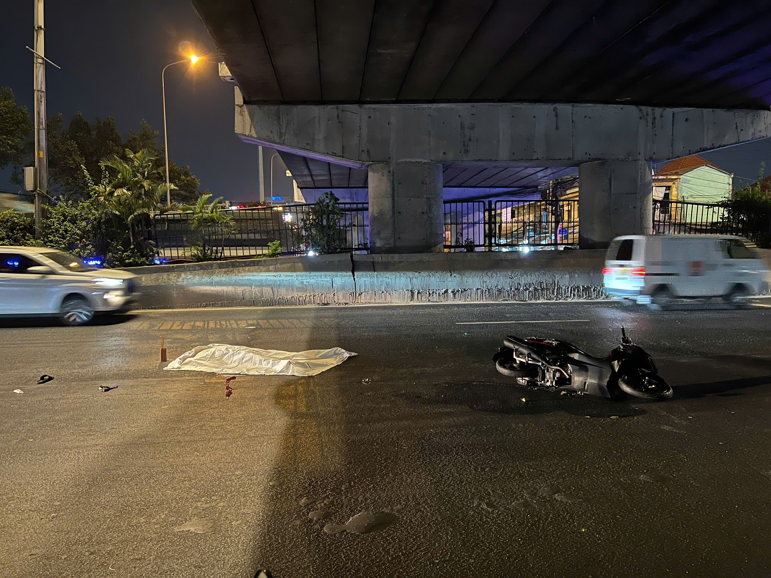 Nam thanh ni&ecirc;n đi xe m&aacute;y tử vong sau va chạm với xe tải ở TP.HCM- Ảnh 1.