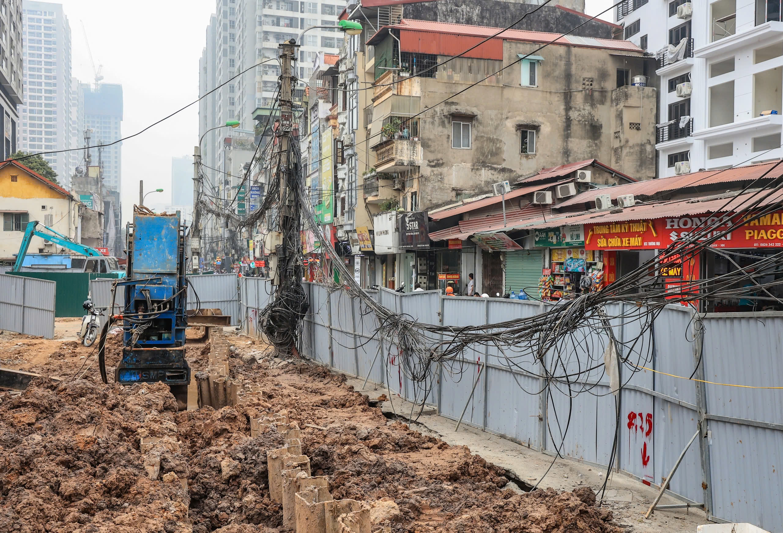 Cận cảnh thi c&ocirc;ng mở rộng gấp đ&ocirc;i đường Nguyễn Tu&acirc;n- Ảnh 3.