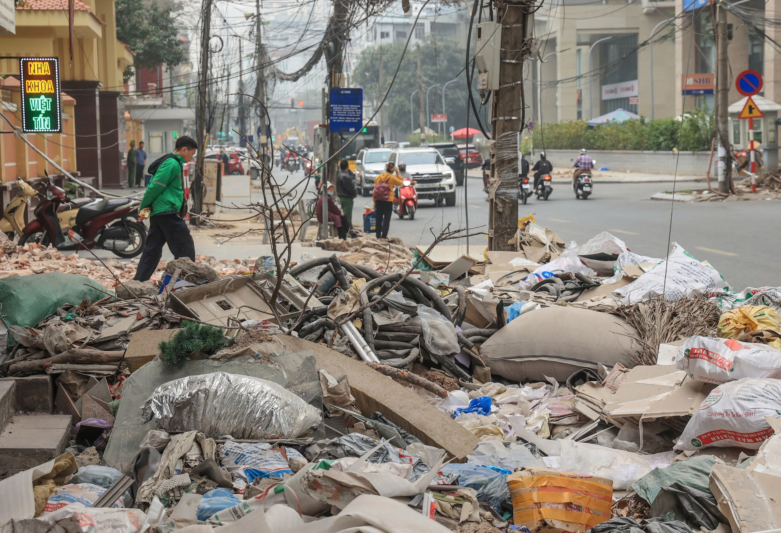 Cận cảnh thi c&ocirc;ng mở rộng gấp đ&ocirc;i đường Nguyễn Tu&acirc;n- Ảnh 5.