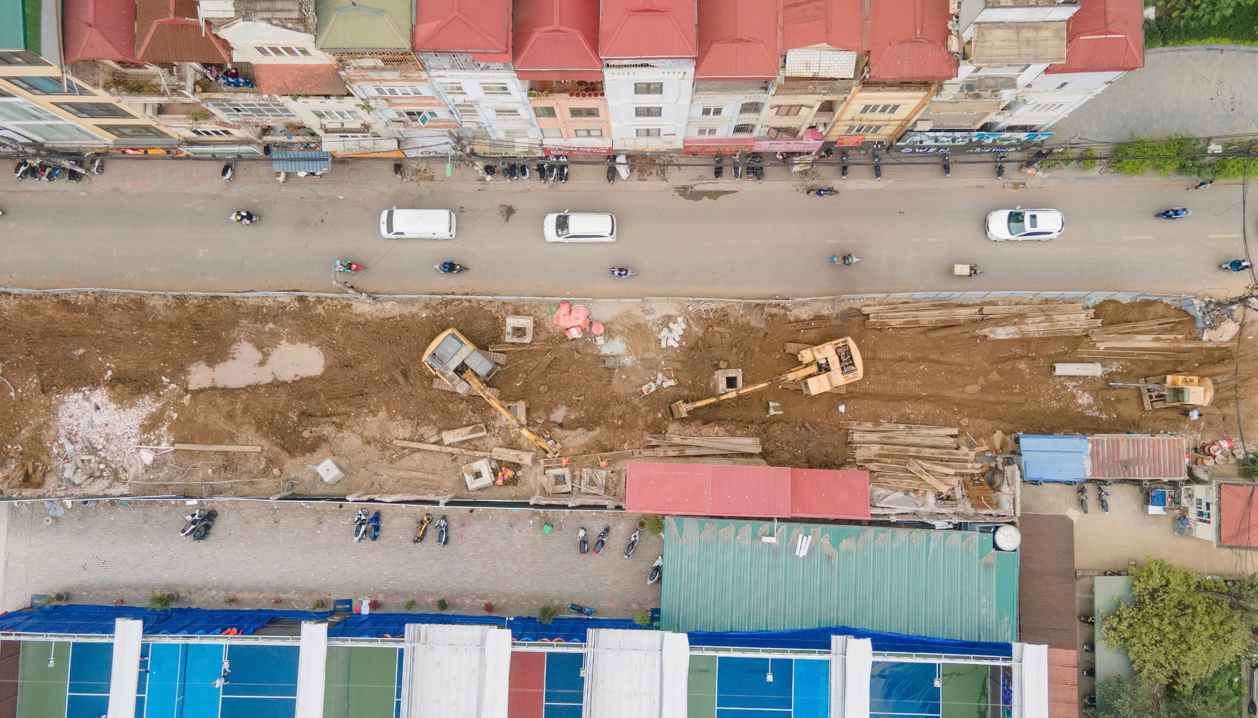 Cận cảnh thi c&ocirc;ng mở rộng gấp đ&ocirc;i đường Nguyễn Tu&acirc;n- Ảnh 2.