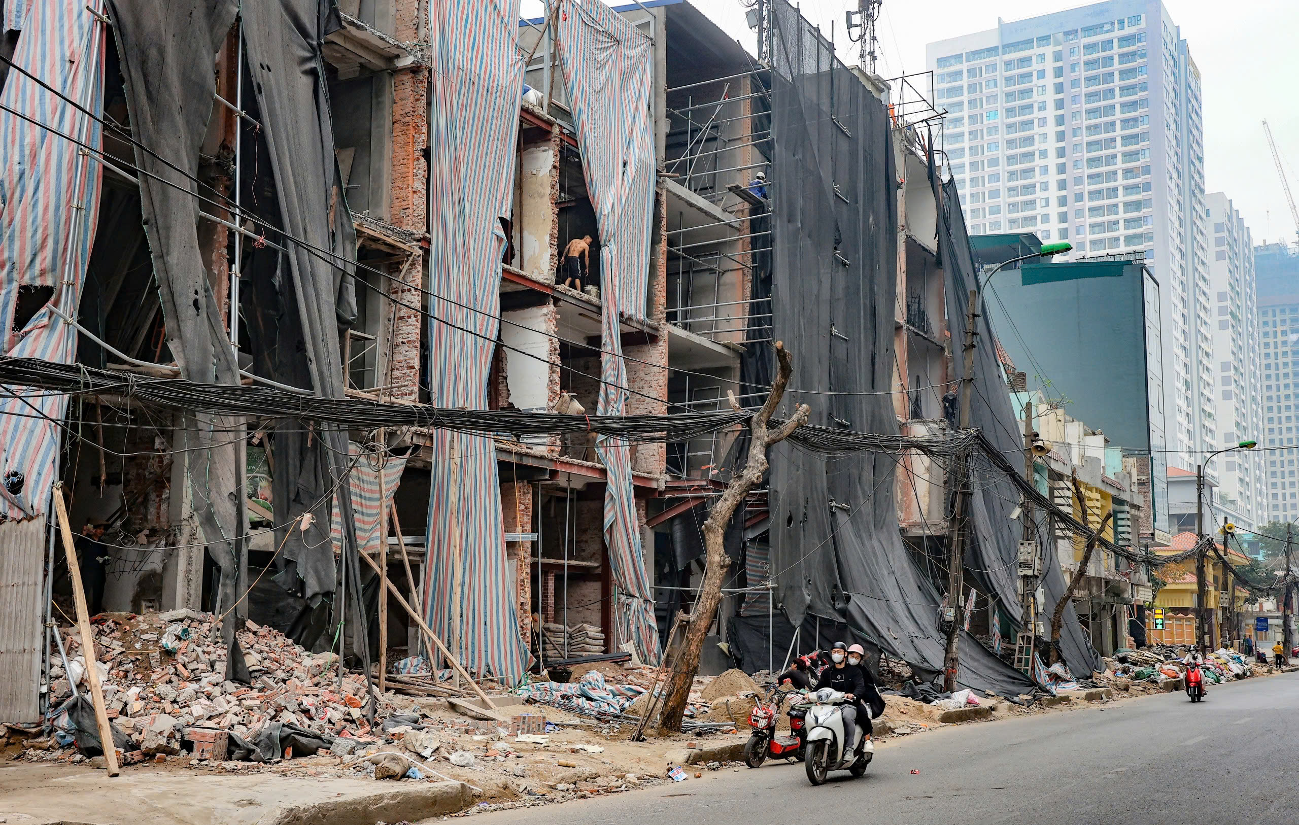 Cận cảnh thi c&ocirc;ng mở rộng gấp đ&ocirc;i đường Nguyễn Tu&acirc;n- Ảnh 9.