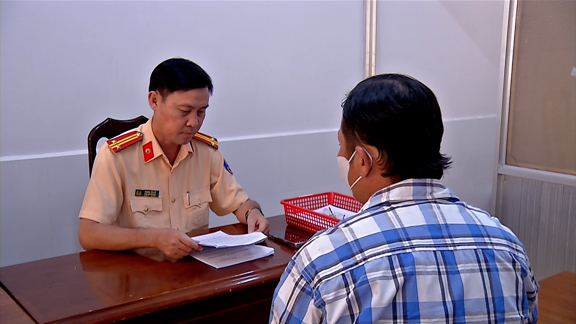 Cấp đổi giấy phép lái xe tại Cà Mau chỉ mất hơn 10 phút- Ảnh 1. Cấp đổi giấy phép lái xe tại Cà Mau chỉ mất hơn 10 phút- Ảnh 1.