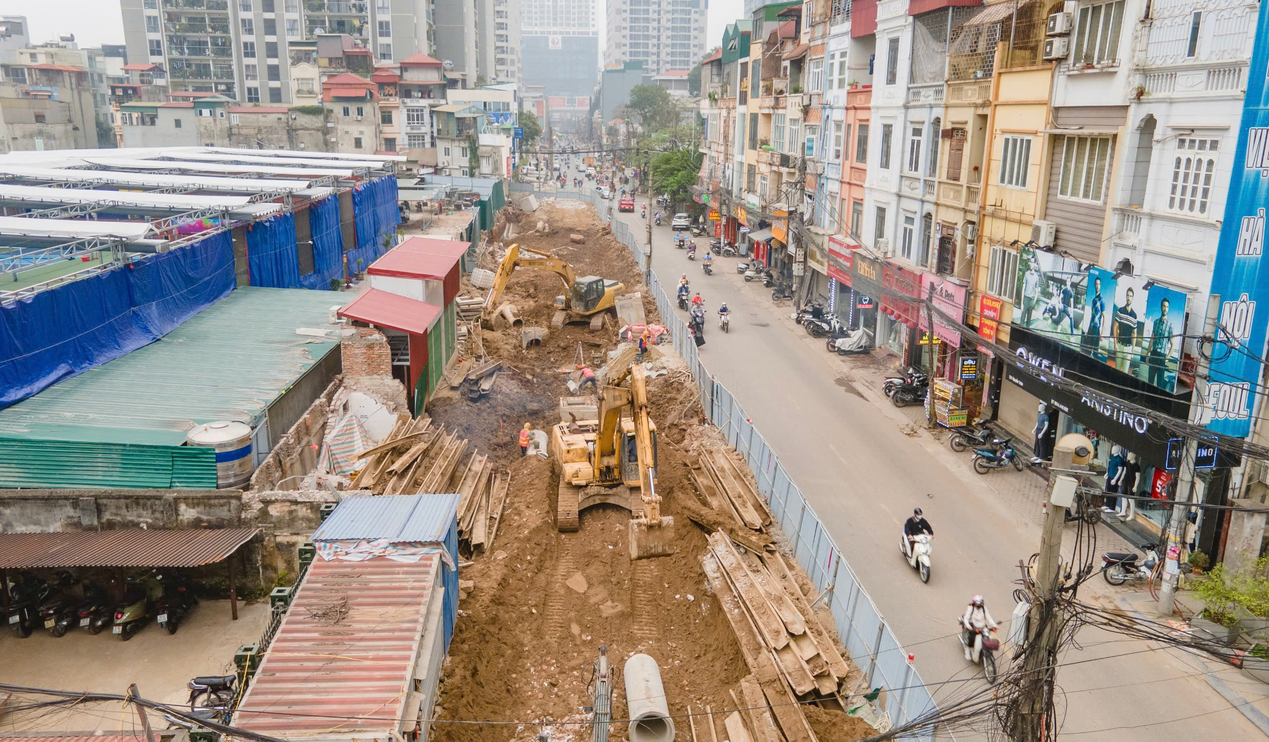 Cận cảnh thi c&ocirc;ng mở rộng gấp đ&ocirc;i đường Nguyễn Tu&acirc;n- Ảnh 1.