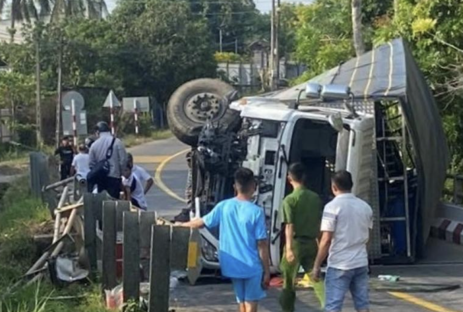 Lật xe tải ở Đồng Nai, t&agrave;i xế may mắn tho&aacute;t nạn- Ảnh 1.