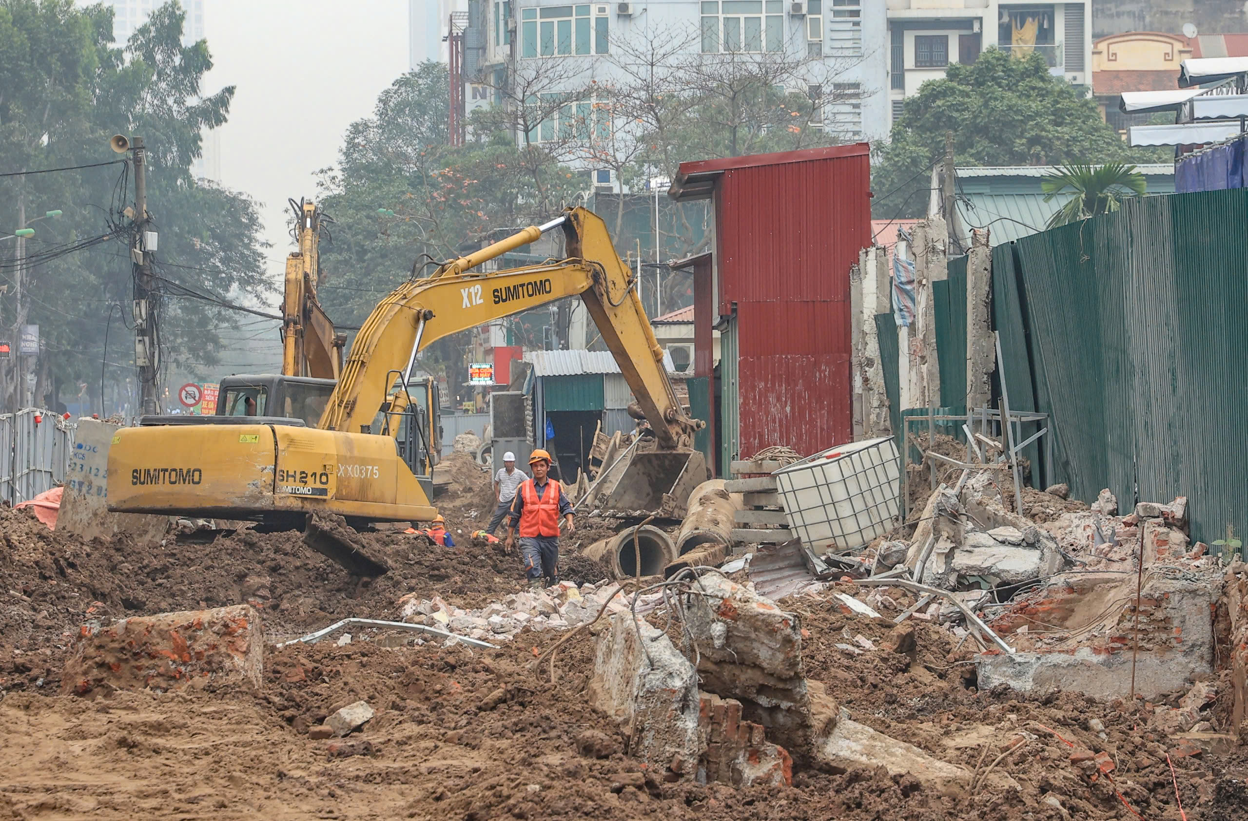 Cận cảnh thi c&ocirc;ng mở rộng gấp đ&ocirc;i đường Nguyễn Tu&acirc;n- Ảnh 7.