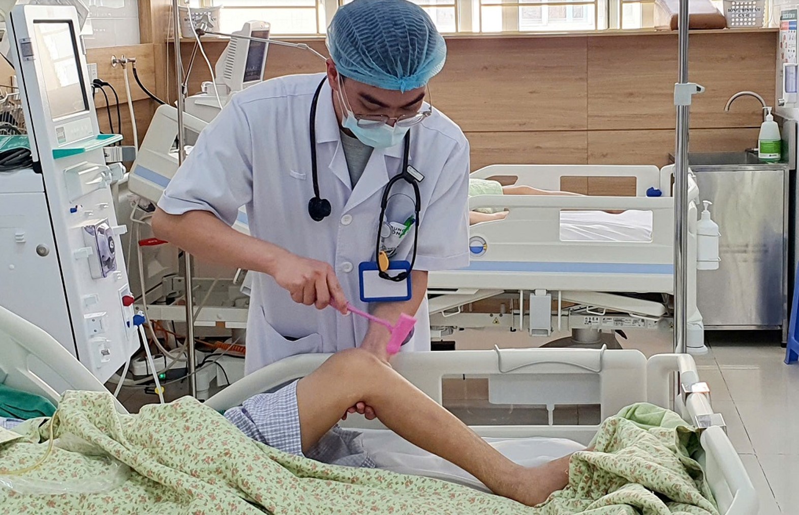 Bỏ thuốc điều trị để d&ugrave;ng nước kiềm, người phụ nữ 67 tuổi nguy kịch- Ảnh 2.