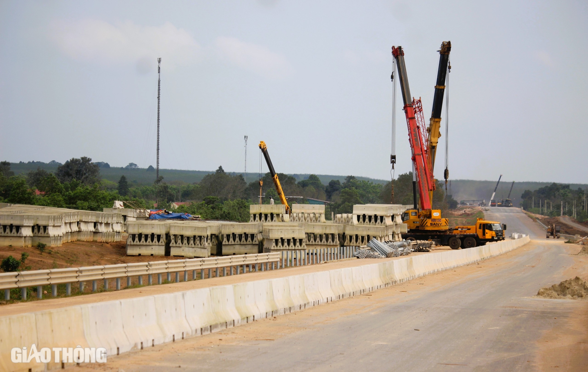 Tất bật lắp hộ lan cao tốc Vạn Ninh - Cam Lộ, nỗ lực th&ocirc;ng tuyến ng&agrave;y 30/6- Ảnh 4.