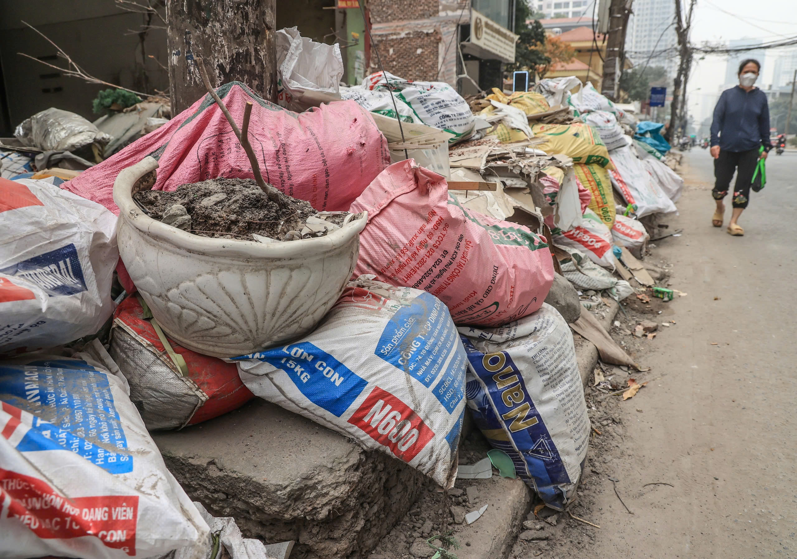 Cận cảnh thi c&ocirc;ng mở rộng gấp đ&ocirc;i đường Nguyễn Tu&acirc;n- Ảnh 6.