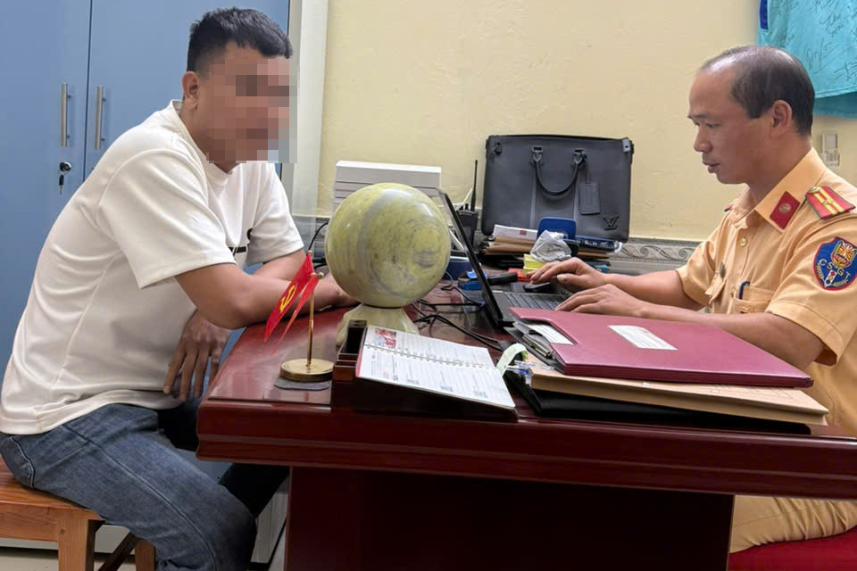 Lời khai bất ngờ của người đ&agrave;n &ocirc;ng để b&eacute; g&aacute;i l&aacute;i &ocirc; t&ocirc; 50 - 60km/h- Ảnh 1.