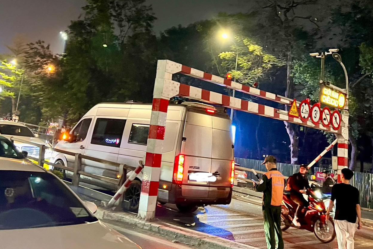 &Ocirc; t&ocirc; mắc kẹt tr&ecirc;n cầu vượt Th&aacute;i H&agrave; g&acirc;y &ugrave;n tắc, t&agrave;i xế bị phạt 5 triệu, trừ 2 điểm GPLX- Ảnh 1.