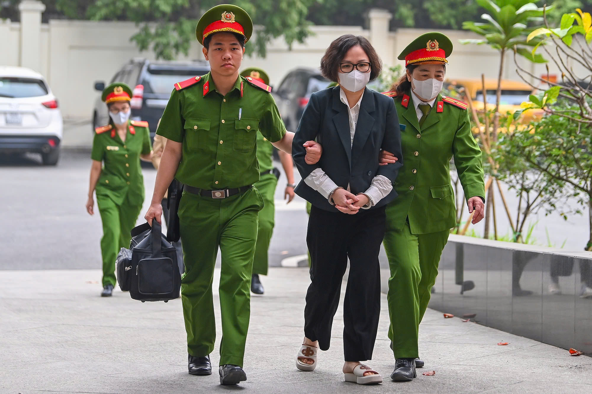 Cựu Chủ tịch FLC Trịnh Văn Quyết vắng mặt, xin ho&atilde;n x&eacute;t xử v&igrave; nằm viện, thở oxy- Ảnh 1.