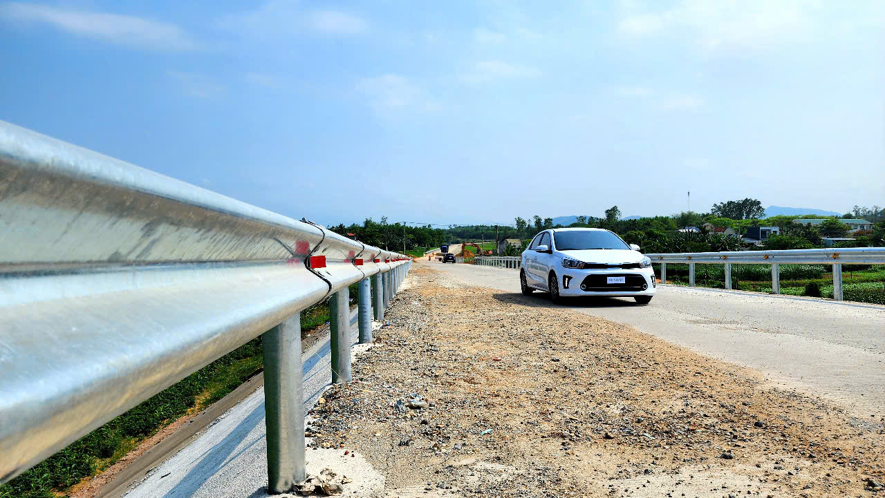 Cận cảnh cầu 150 tỷ ở Quảng Ng&atilde;i sắp đưa v&agrave;o khai th&aacute;c- Ảnh 9.