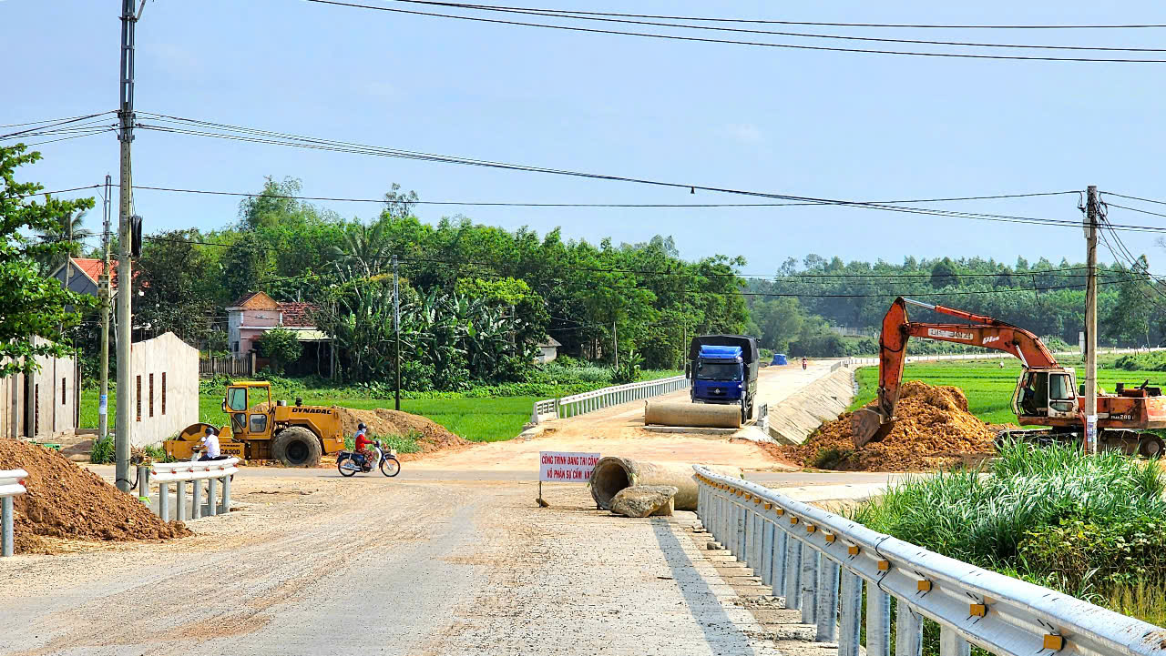 Cận cảnh cầu 150 tỷ ở Quảng Ng&atilde;i sắp đưa v&agrave;o khai th&aacute;c- Ảnh 8.