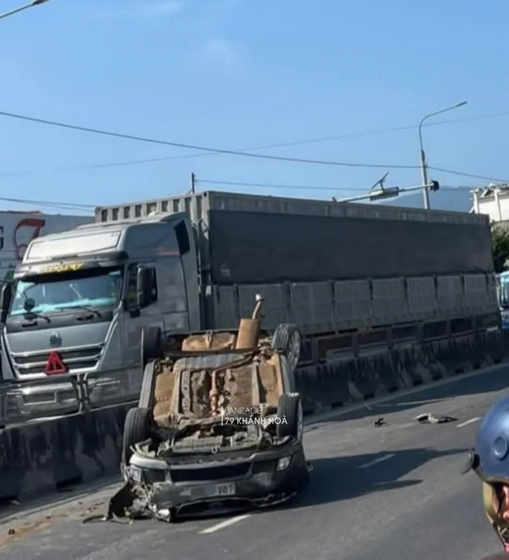 Xe bồn đang chạy bất ngờ hất tung xe 4 chỗ tr&ecirc;n quốc lộ 1- Ảnh 1.