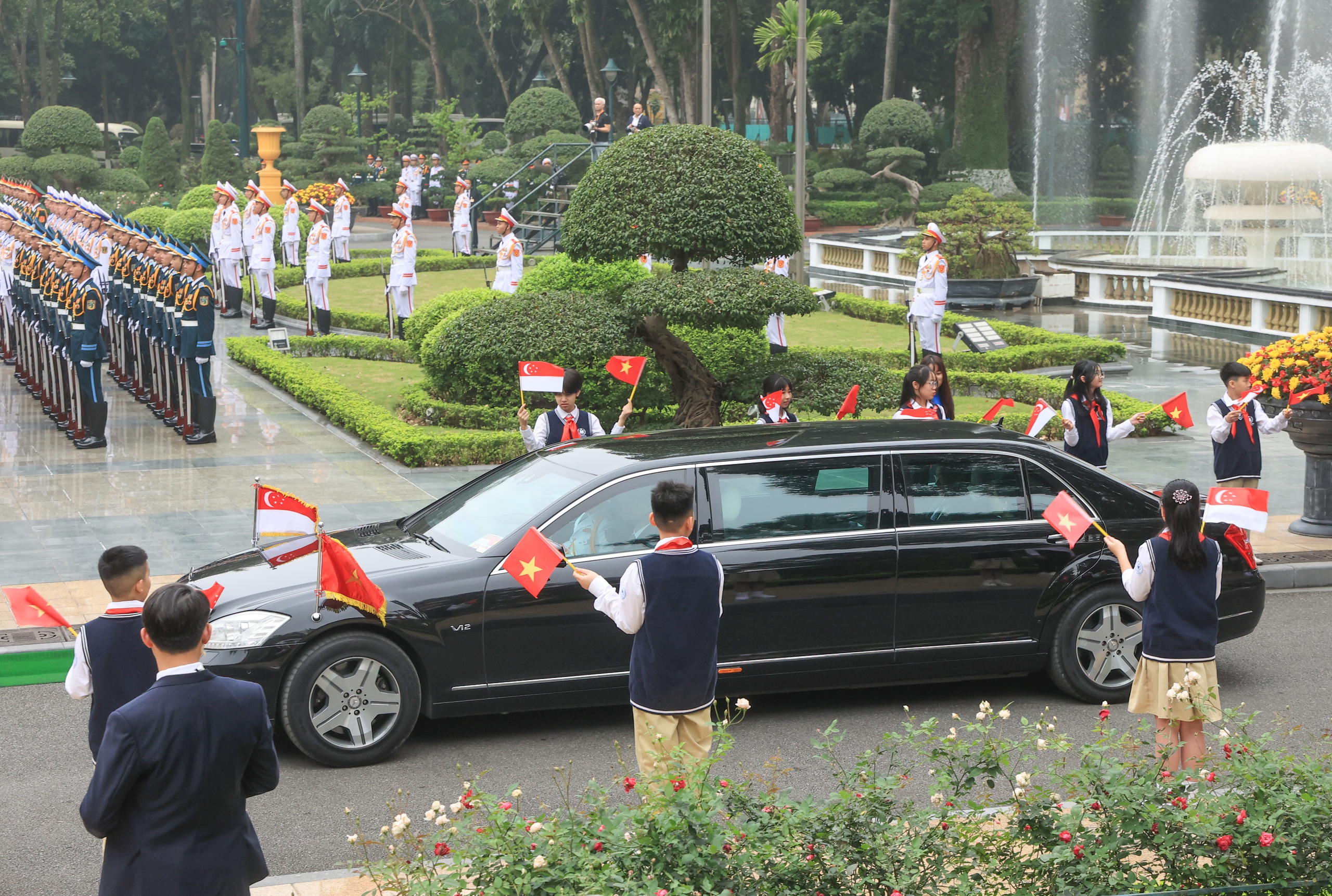 Thủ tướng Phạm Minh Ch&iacute;nh chủ tr&igrave; lễ đ&oacute;n ch&iacute;nh thức Thủ tướng Singapore Lawrence Wong- Ảnh 1.