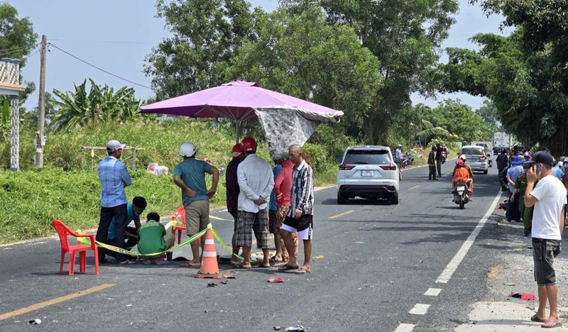 Hiện trường vụ tai nạn khiến người đ&agrave;n &ocirc;ng tử vong tại chỗ.