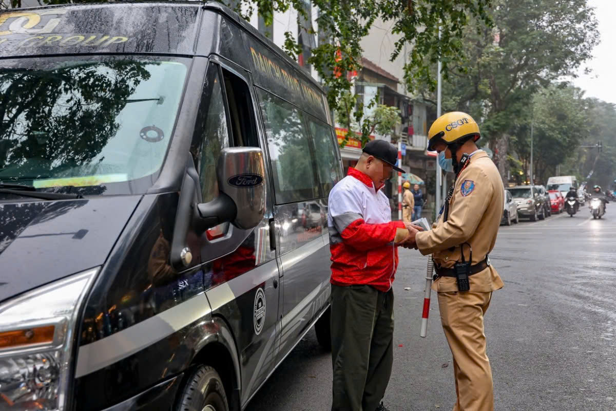H&agrave; Nội r&agrave; so&aacute;t phương &aacute;n th&iacute; điểm cấm xe tr&ecirc;n 16 chỗ v&agrave;o phố cổ- Ảnh 1.