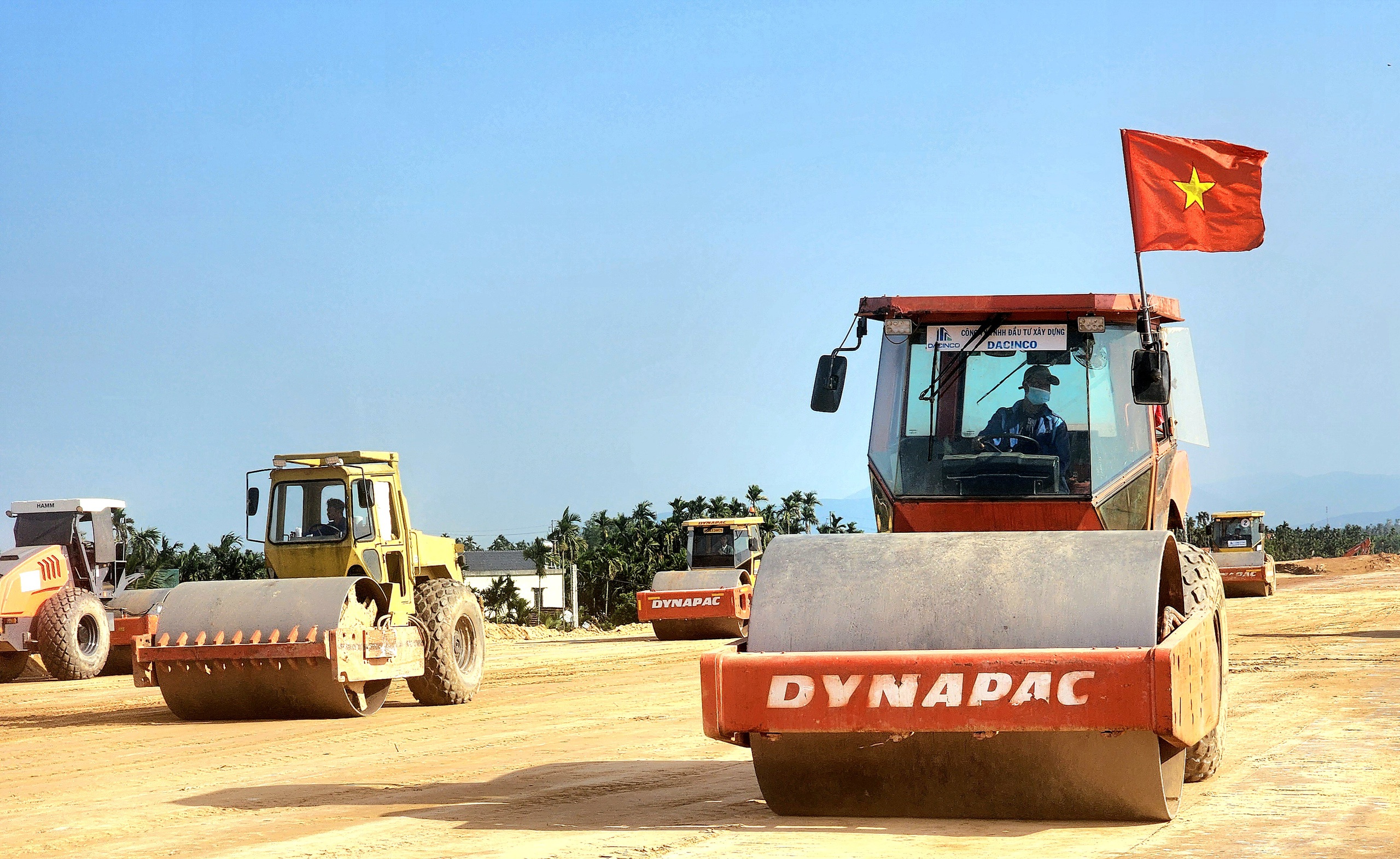 Đất đắp dồi d&agrave;o, nh&agrave; thầu tăng tốc thi c&ocirc;ng nền đường cao tốc Quảng Ng&atilde;i - Ho&agrave;i Nhơn- Ảnh 1.