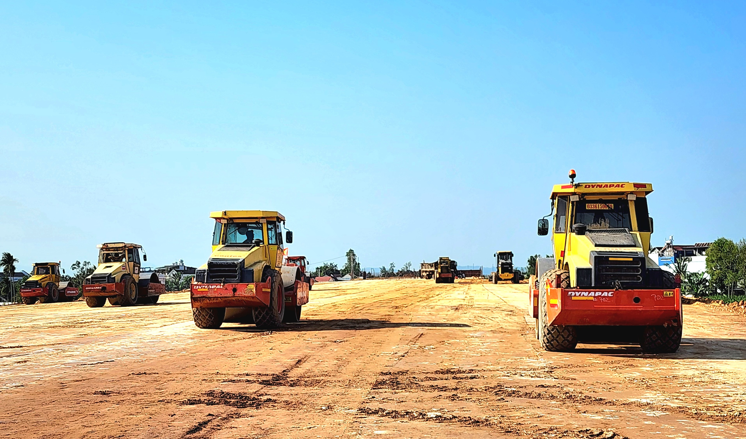 Đất đắp dồi d&agrave;o, nh&agrave; thầu tăng tốc thi c&ocirc;ng nền đường cao tốc Quảng Ng&atilde;i - Ho&agrave;i Nhơn- Ảnh 4.