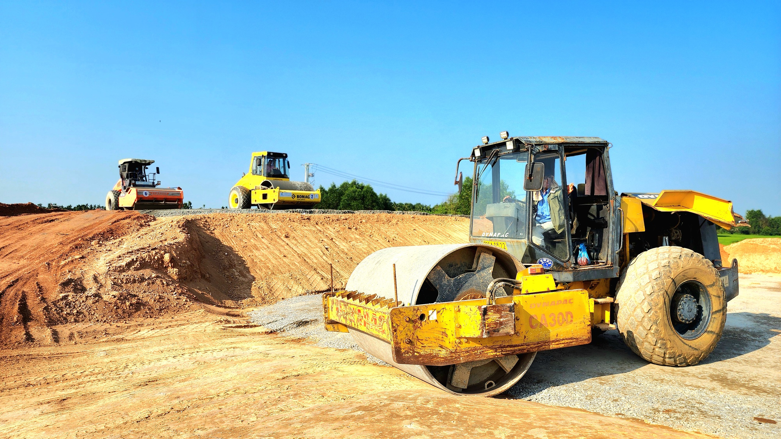 Đất đắp dồi d&agrave;o, nh&agrave; thầu tăng tốc thi c&ocirc;ng nền đường cao tốc Quảng Ng&atilde;i - Ho&agrave;i Nhơn- Ảnh 6.