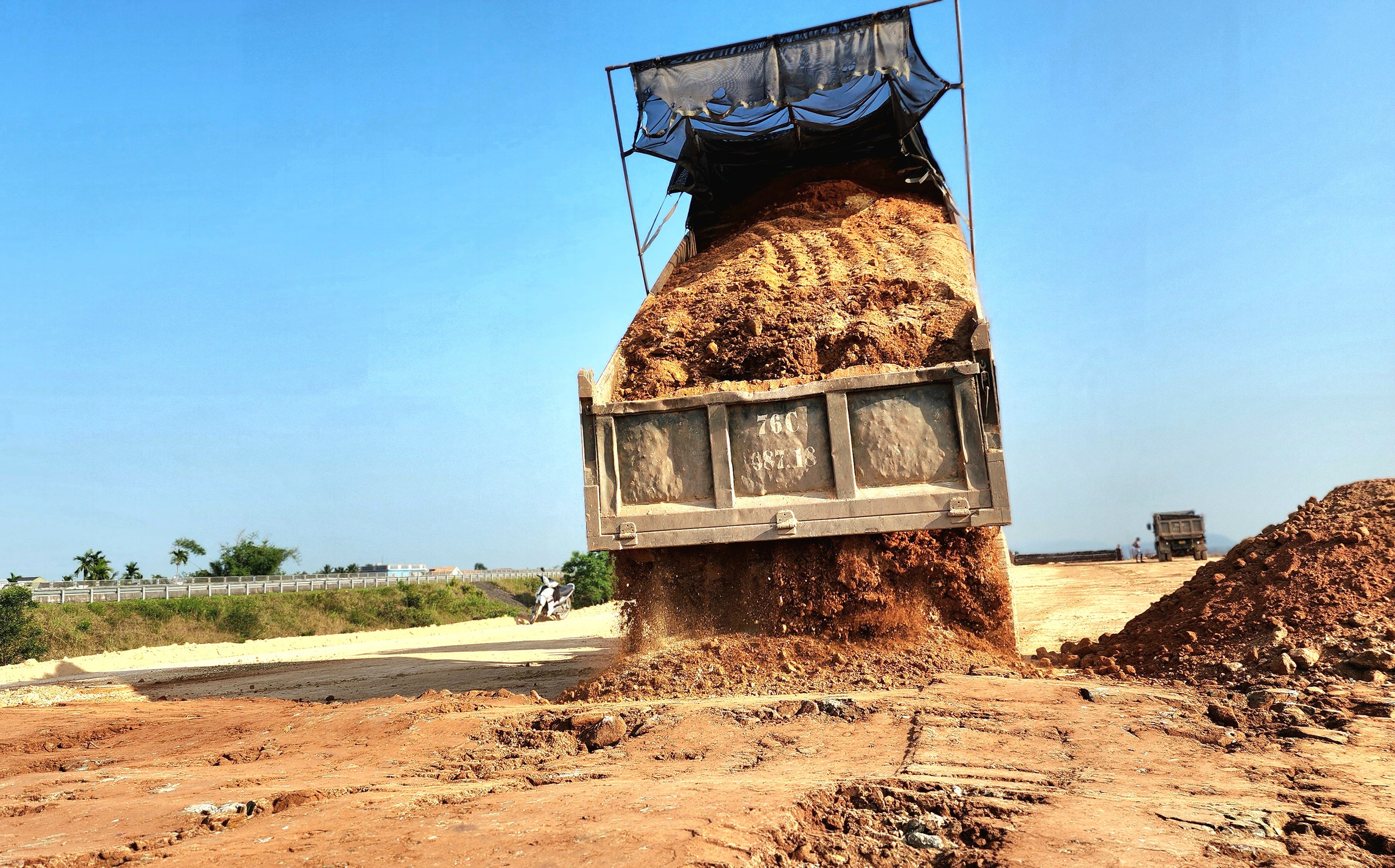 Đất đắp dồi d&agrave;o, nh&agrave; thầu tăng tốc thi c&ocirc;ng nền đường cao tốc Quảng Ng&atilde;i - Ho&agrave;i Nhơn- Ảnh 5.