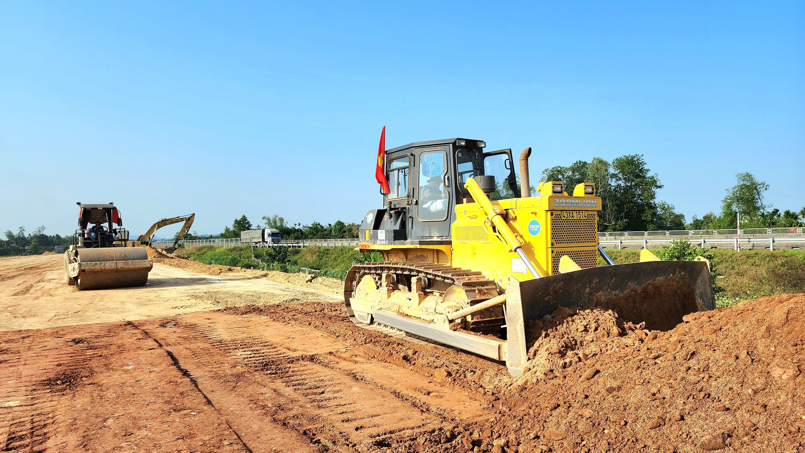 Đất đắp dồi d&agrave;o, nh&agrave; thầu tăng tốc thi c&ocirc;ng nền đường cao tốc Quảng Ng&atilde;i - Ho&agrave;i Nhơn- Ảnh 8.