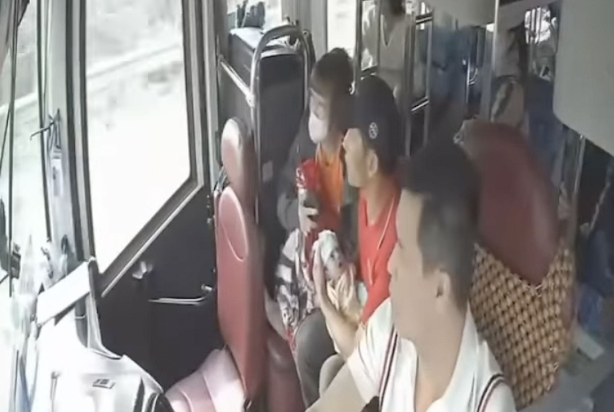 Phụ xe nhanh trí cứu sống trẻ sơ sinh trên cao tốc chia sẻ gì?- Ảnh 1. Phụ xe nhanh trí cứu sống trẻ sơ sinh trên cao tốc chia sẻ gì?- Ảnh 1.