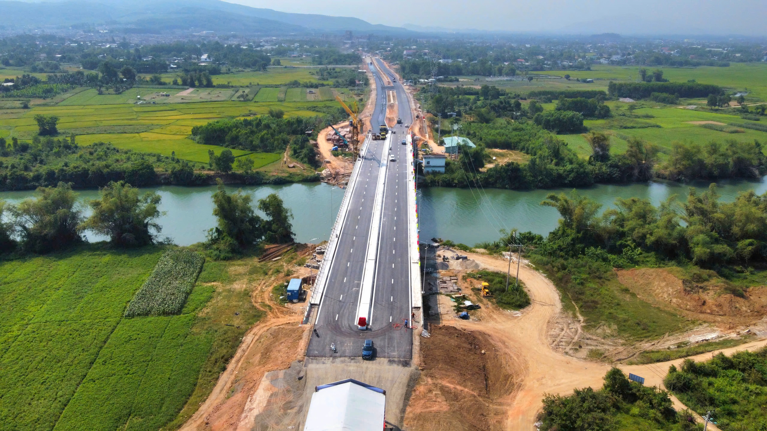 Cận cảnh cầu Quảng Đ&agrave; kết nối Đ&agrave; Nẵng - Quảng Nam vừa th&ocirc;ng xe kỹ thuật- Ảnh 2.