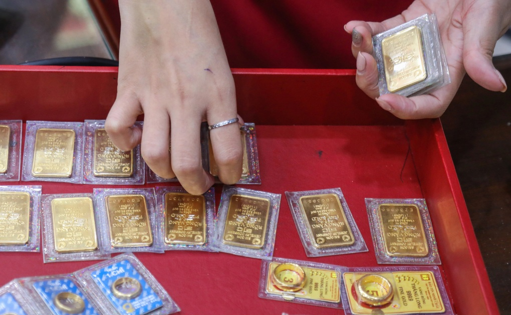 Gi&aacute; v&agrave;ng nối tiếp đ&agrave; tăng, s&aacute;t mốc 99 triệu đồng mỗi lượng- Ảnh 1.