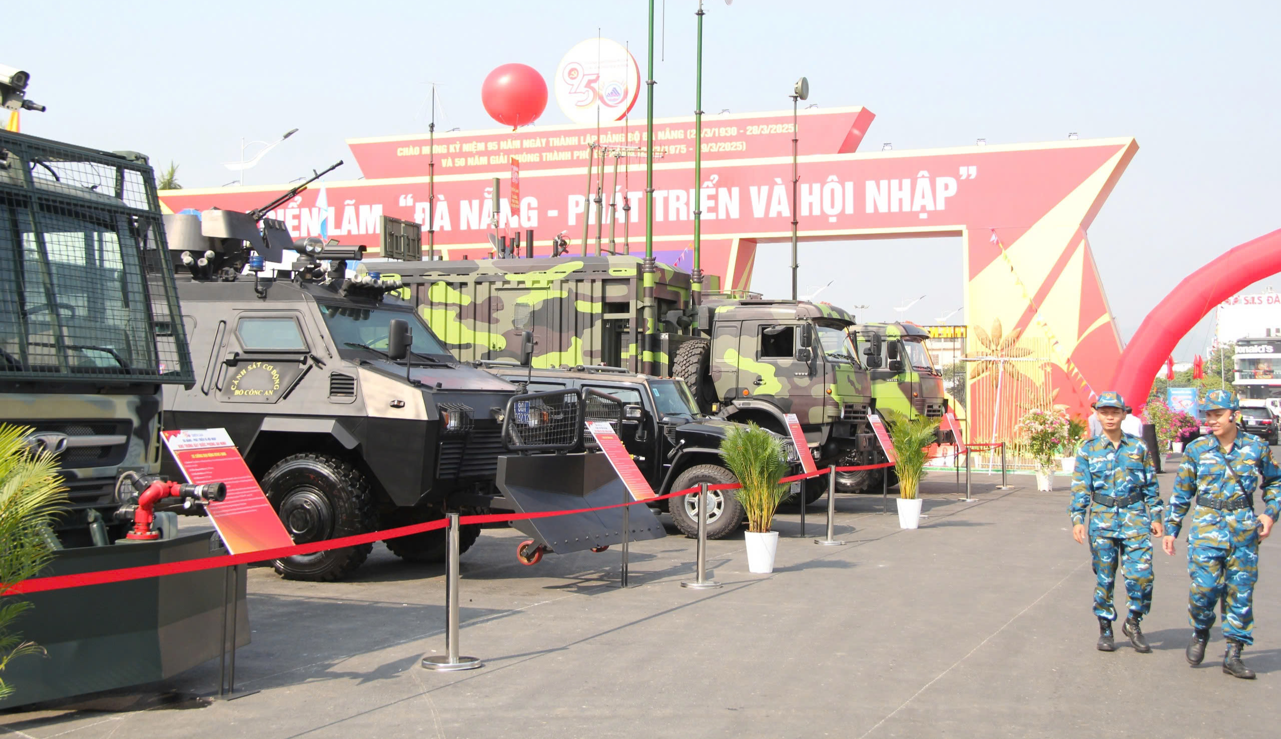 Ngắm d&agrave;n vũ kh&iacute; t&agrave;i qu&acirc;n sự hiện đại tại triển l&atilde;m 50 năm giải ph&oacute;ng Đ&agrave; Nẵng- Ảnh 3.