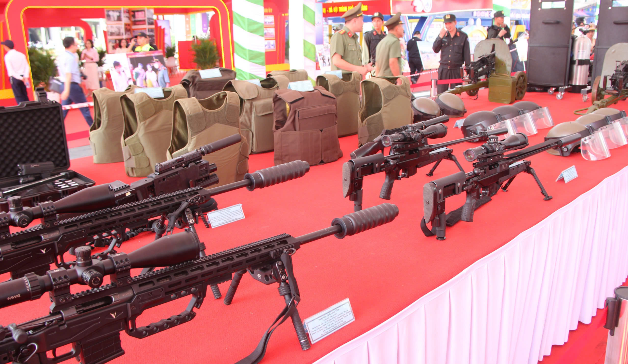 Ngắm d&agrave;n vũ kh&iacute; t&agrave;i qu&acirc;n sự hiện đại tại triển l&atilde;m 50 năm giải ph&oacute;ng Đ&agrave; Nẵng- Ảnh 9.