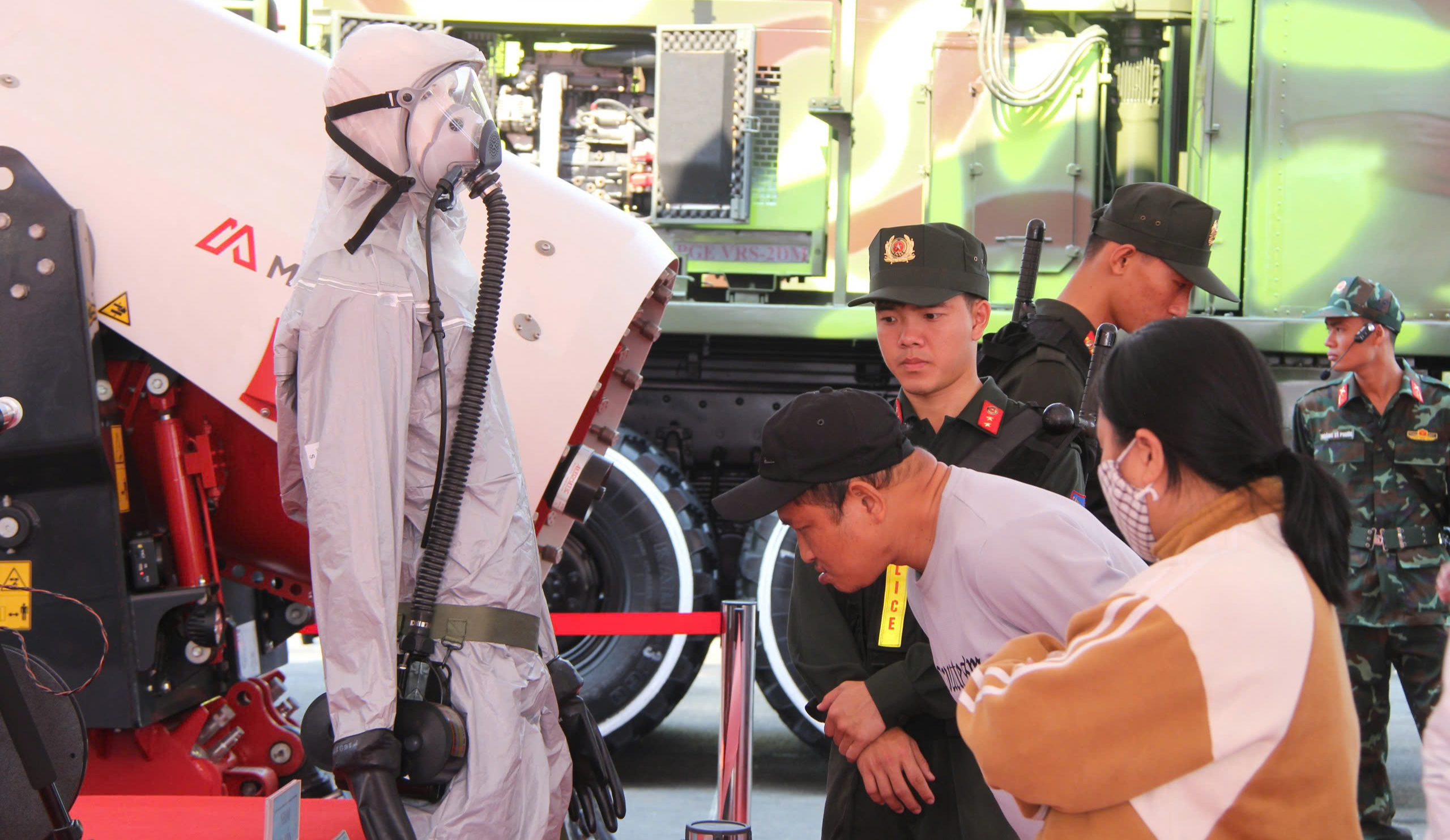 Ngắm d&agrave;n vũ kh&iacute; t&agrave;i qu&acirc;n sự hiện đại tại triển l&atilde;m 50 năm giải ph&oacute;ng Đ&agrave; Nẵng- Ảnh 7.