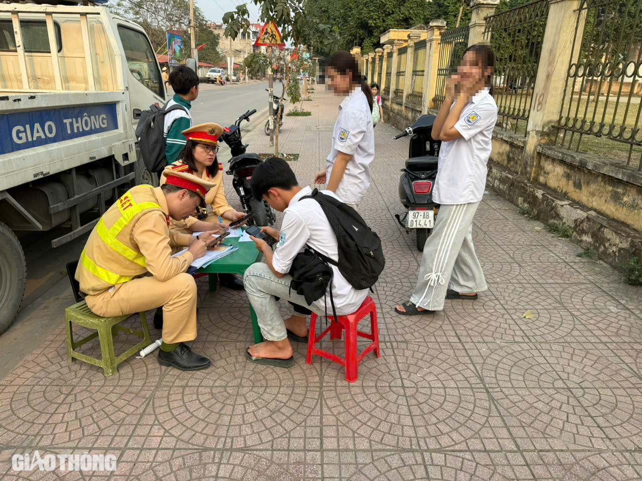 Bắc Kạn: Tăng cường tuy&ecirc;n truyền, xử l&yacute; học sinh vi phạm giao th&ocirc;ng- Ảnh 7.