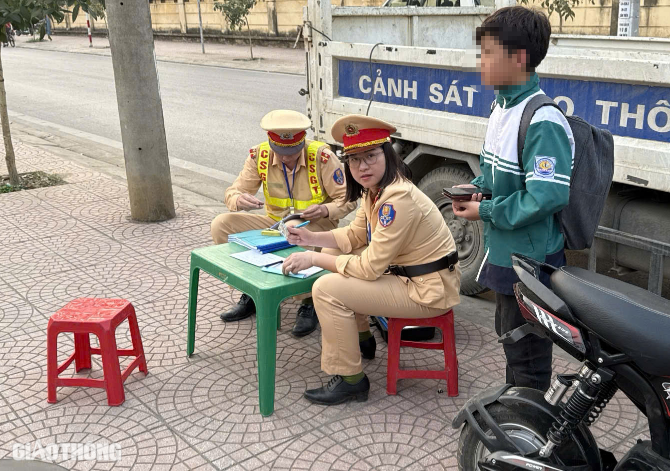 Bắc Kạn: Tăng cường tuy&ecirc;n truyền, xử l&yacute; học sinh vi phạm giao th&ocirc;ng- Ảnh 5.