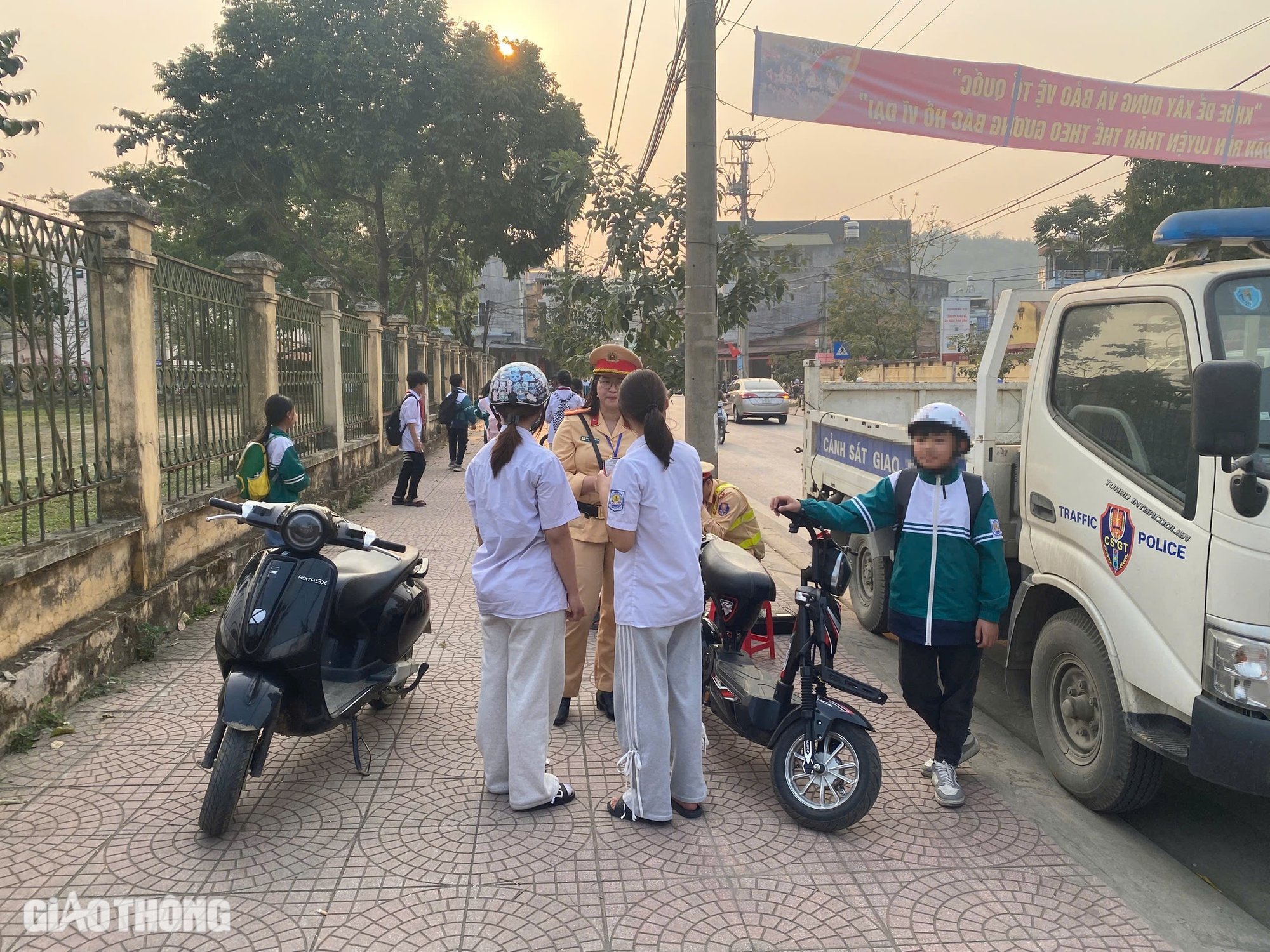 Bắc Kạn: Tăng cường tuy&ecirc;n truyền, xử l&yacute; học sinh vi phạm giao th&ocirc;ng- Ảnh 4.