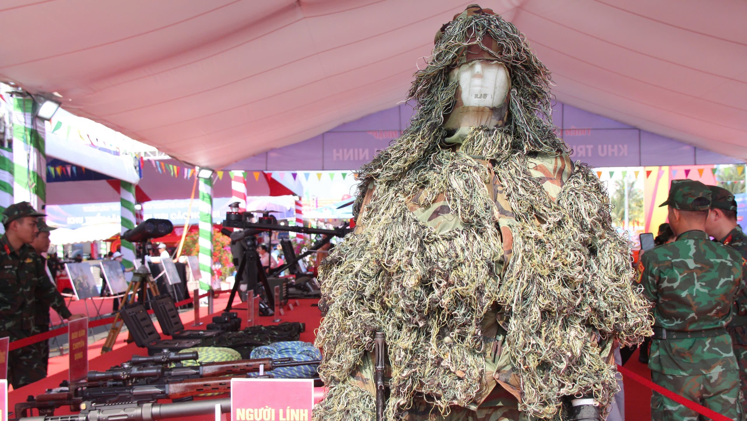 Ngắm d&agrave;n vũ kh&iacute; t&agrave;i qu&acirc;n sự hiện đại tại triển l&atilde;m 50 năm giải ph&oacute;ng Đ&agrave; Nẵng- Ảnh 10.