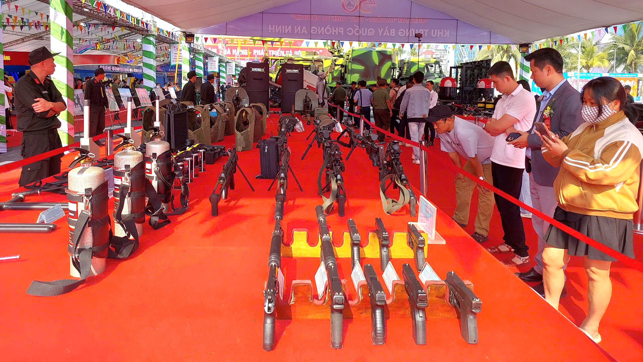 Ngắm d&agrave;n vũ kh&iacute; t&agrave;i qu&acirc;n sự hiện đại tại triển l&atilde;m 50 năm giải ph&oacute;ng Đ&agrave; Nẵng- Ảnh 2.