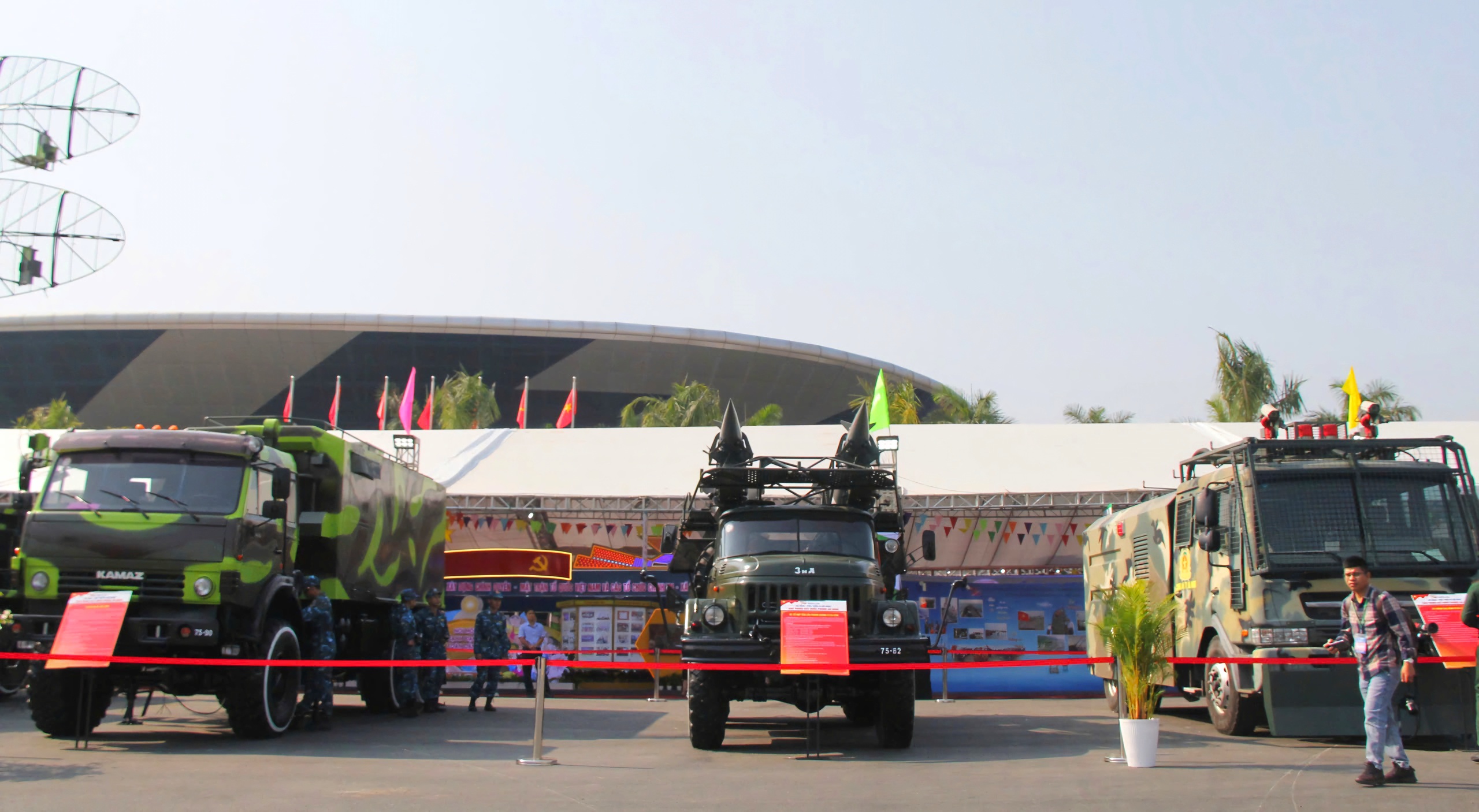 Ngắm d&agrave;n vũ kh&iacute; t&agrave;i qu&acirc;n sự hiện đại tại triển l&atilde;m 50 năm giải ph&oacute;ng Đ&agrave; Nẵng- Ảnh 4.