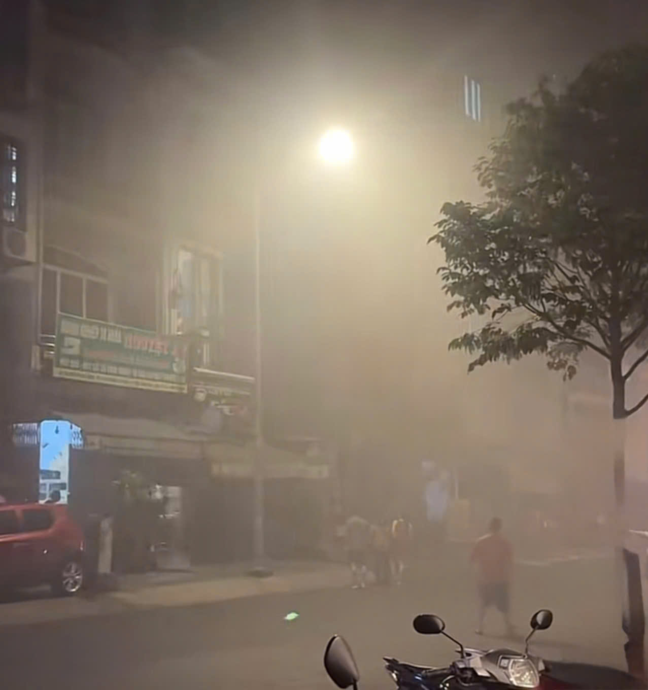 Ch&aacute;y nh&agrave; 5 tầng trong đ&ecirc;m, nhiều người leo qua nh&agrave; h&agrave;ng x&oacute;m tho&aacute;t nạn- Ảnh 1.