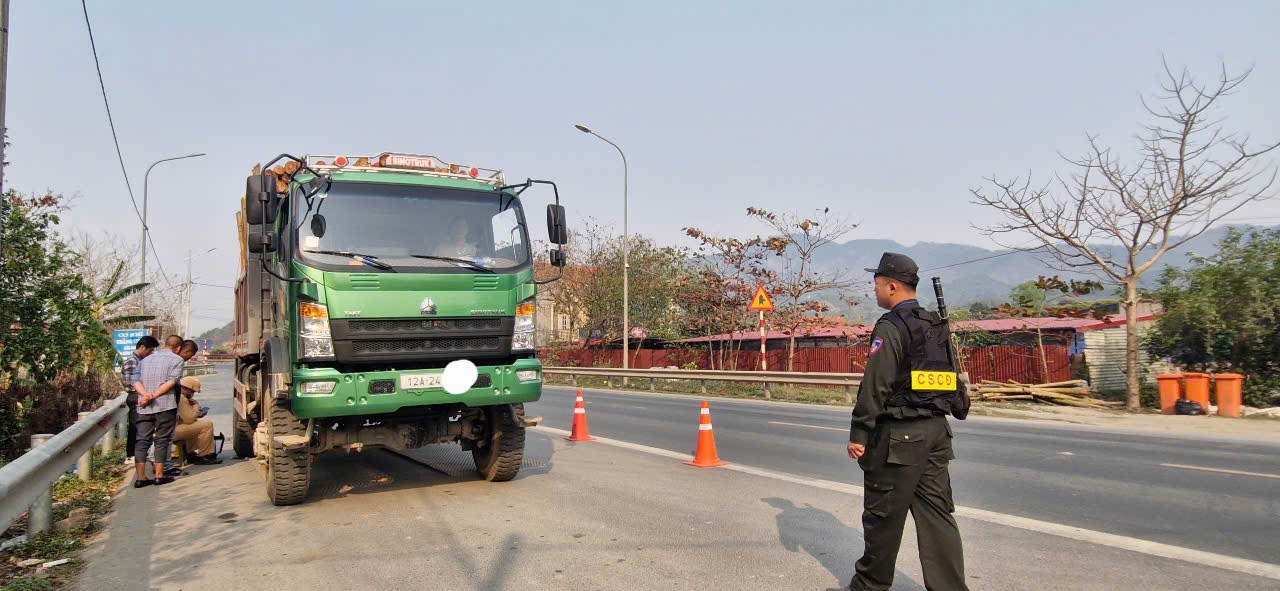 Sau li&ecirc;n tiếp tai nạn chết người, CSGT Lạng Sơn xử l&yacute; h&agrave;ng loạt xe qu&aacute; tải- Ảnh 1.