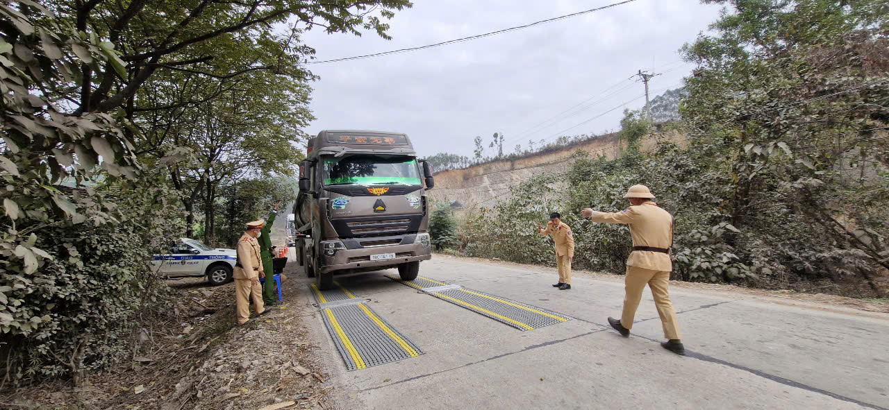 Sau li&ecirc;n tiếp tai nạn chết người, CSGT Lạng Sơn xử l&yacute; h&agrave;ng loạt xe qu&aacute; tải- Ảnh 2.