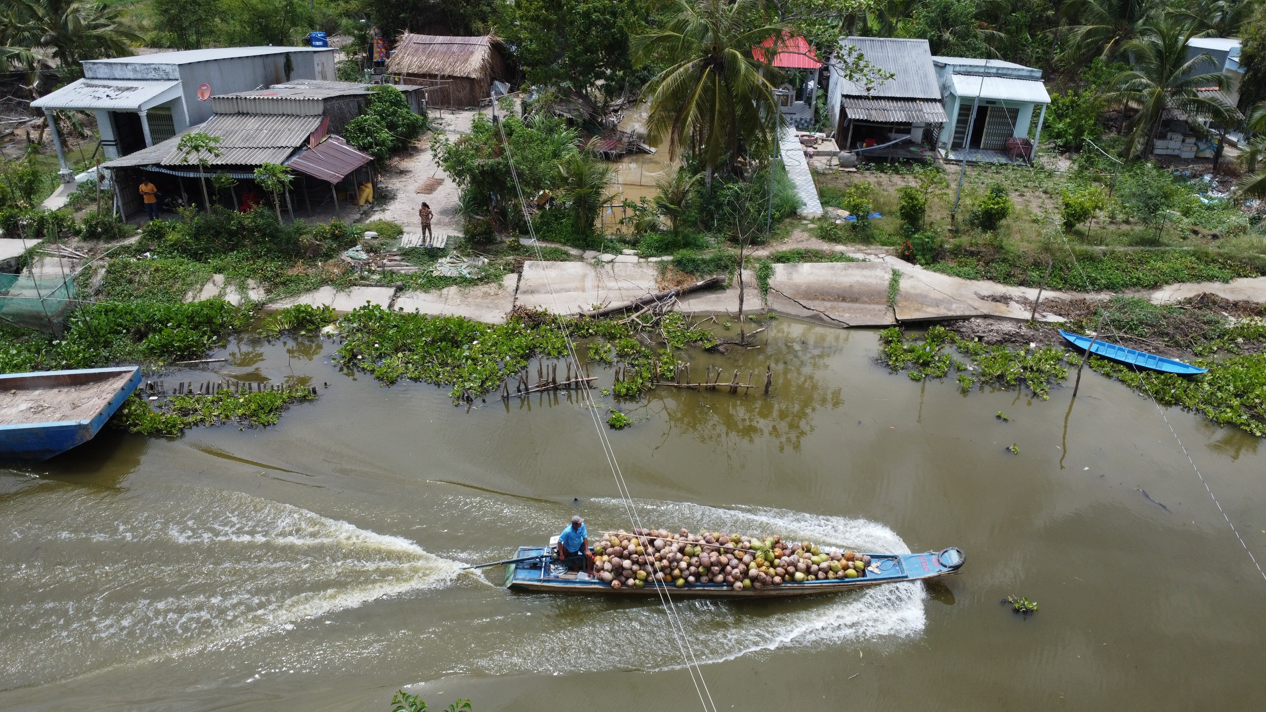Cà Mau: Khẩn trương duy tu, sửa chữa đường hư hỏng trong mùa khô 2025- Ảnh 1. Cà Mau: Khẩn trương duy tu, sửa chữa đường hư hỏng trong mùa khô 2025- Ảnh 1.